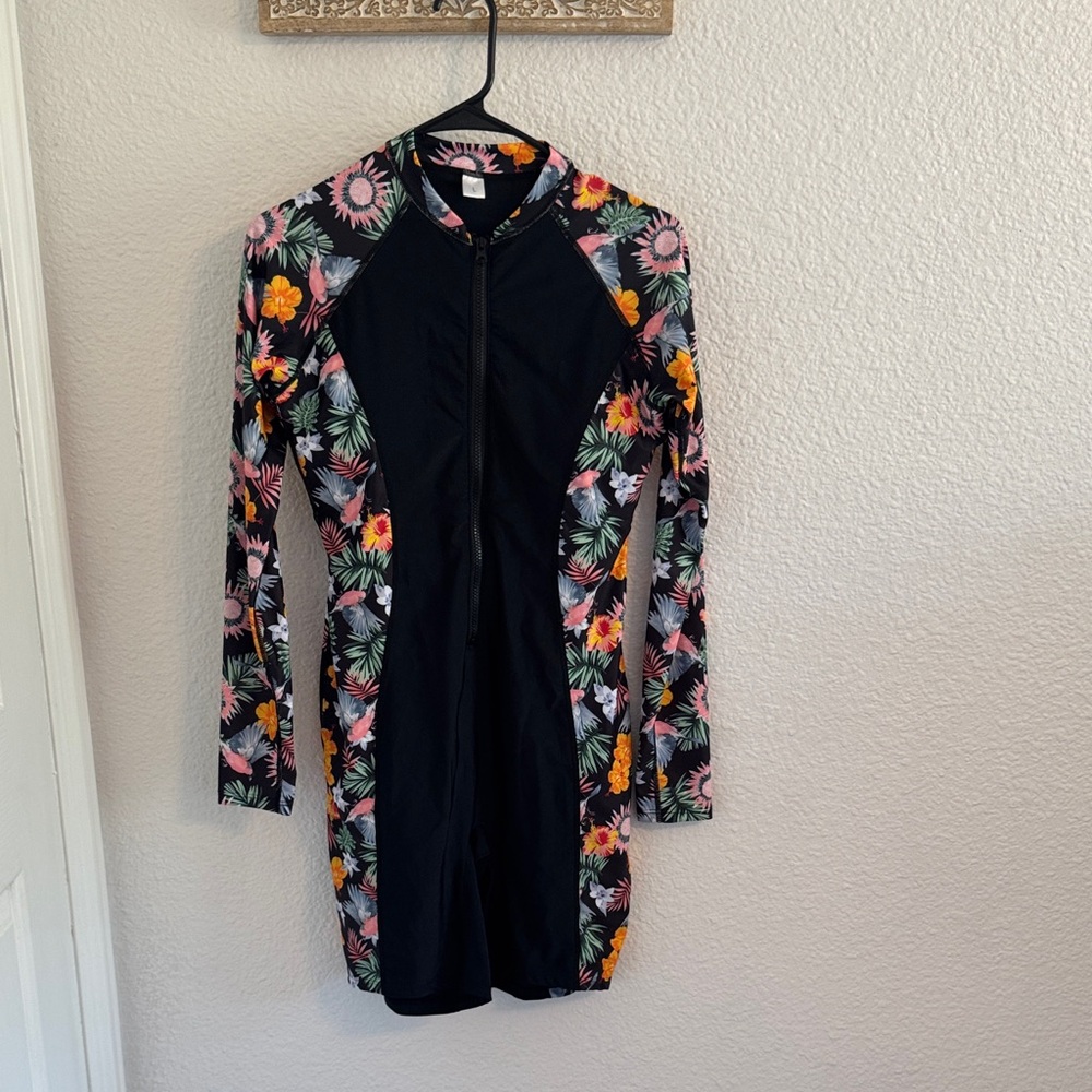 NWOT long sleeve swim body suit with zipper